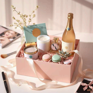 For The Social Connector” — Gifting That Speaks Their Style